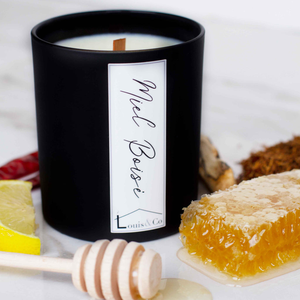 Miel Boisé (translating to Woody Honey) is one of our most complex and interesting fragrances! It is also our most "neutral" scent, so highly recommended for a gift. Think... a dark and powerful blend of tobacco leaf, softened with honey accords. Sweet and woody, yet pleasant and clean. The wooden crackling wick only adds to the experience!